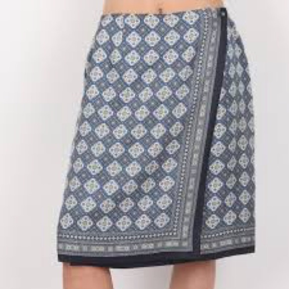 Elegant Patterned Skirt - Blue and White